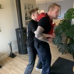 med i prisen på et førstehjælpskursus vil der også være udstyr til at træne realistisk øvelse af Heimlich metoden. Her fra et førstehjælpskursus i Kolding