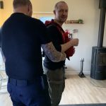 førstehjælps kursist skal til at øve Heimlich metode på et førstehjælpskursus i vejle